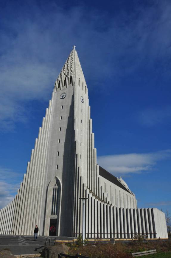 Hallgrímskirkja, uma igreja luterana, é a maior do país e um marco arquitetônico de Reykjavik, a capital da Islândia